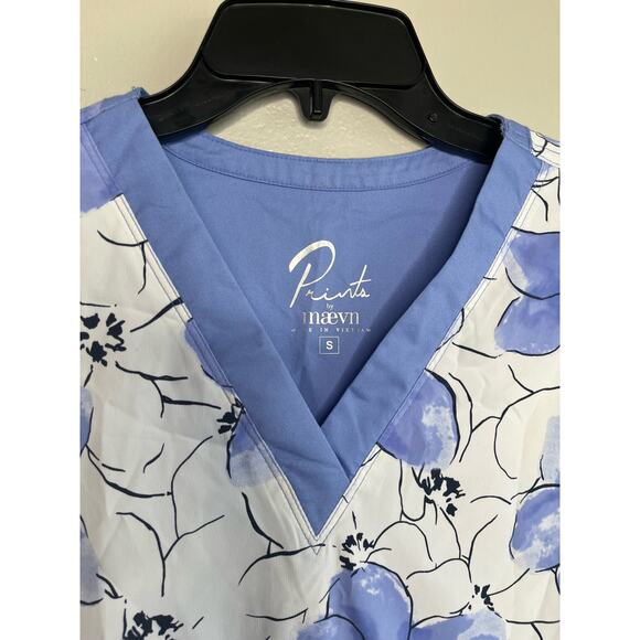 Maevn Uniforms Women's White & Blue V-Neck Floral Print Scrub Top Size Small - Picture 4 of 4
